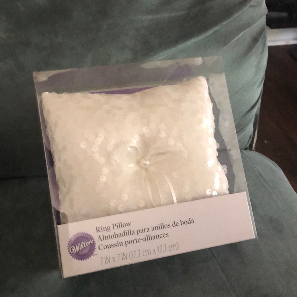 Wilton brand new ring pillow